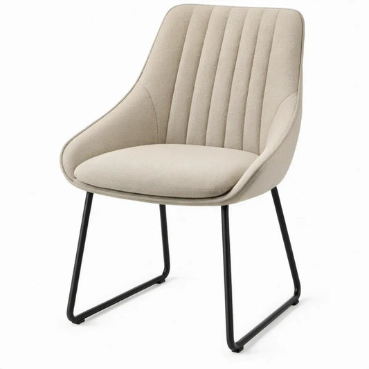 Beige gestoffeerde stoel met armleuningen en zwart sledeframe, 60 x 62 x 87 cm